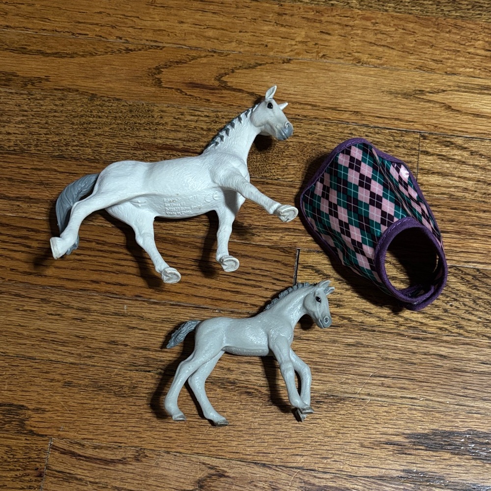Schleich lot of grey horse and foal plus horse blanket accessory